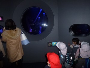 048
